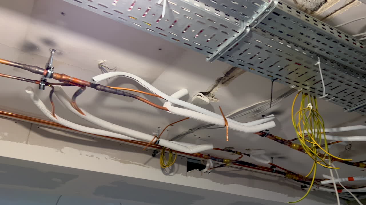 vista del techo con tuberías de cobre en el interior del edificio