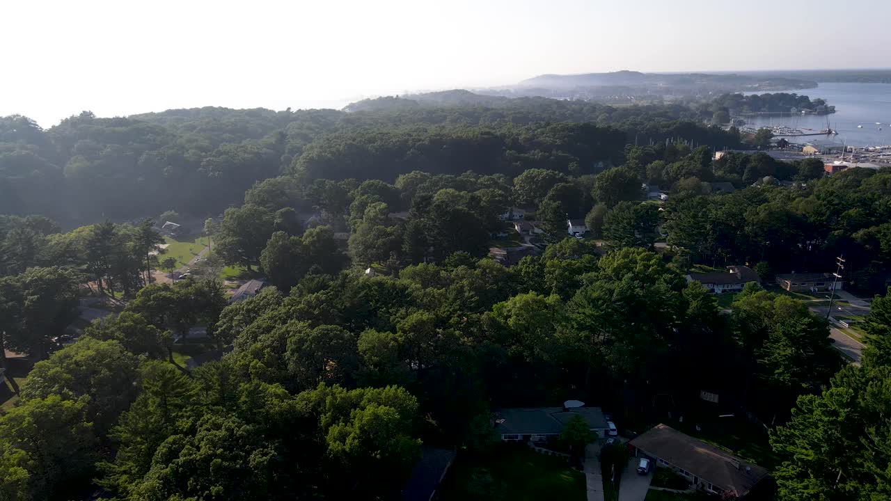 在密歇根湖的海岸线上下降的平滑运动在马斯基贡