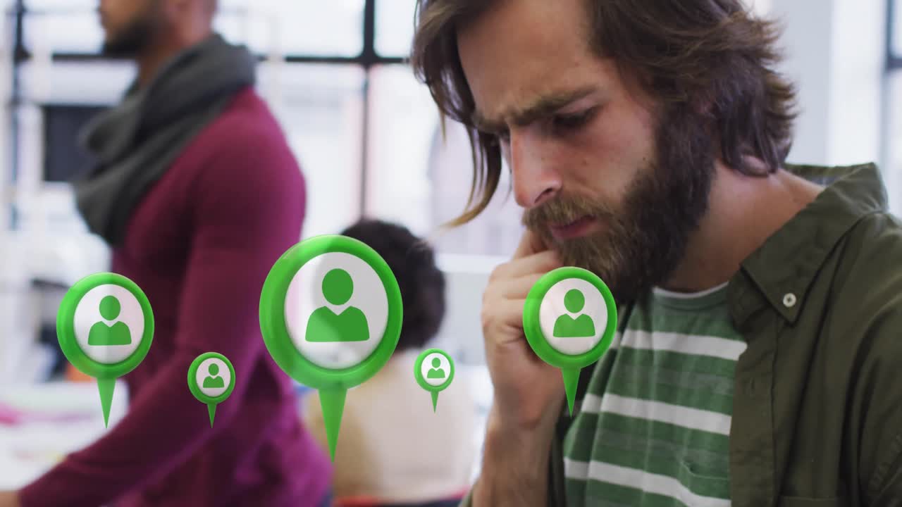 animación de iconos de los medios sobre el empresario caucásico usando la tableta