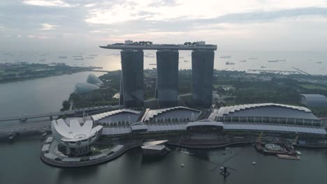 Luz-Solar-Escénica-Por-La-Mañana-Detrás-Del-Famoso-Hotel-Marina-Bay-Sands,-Singapur