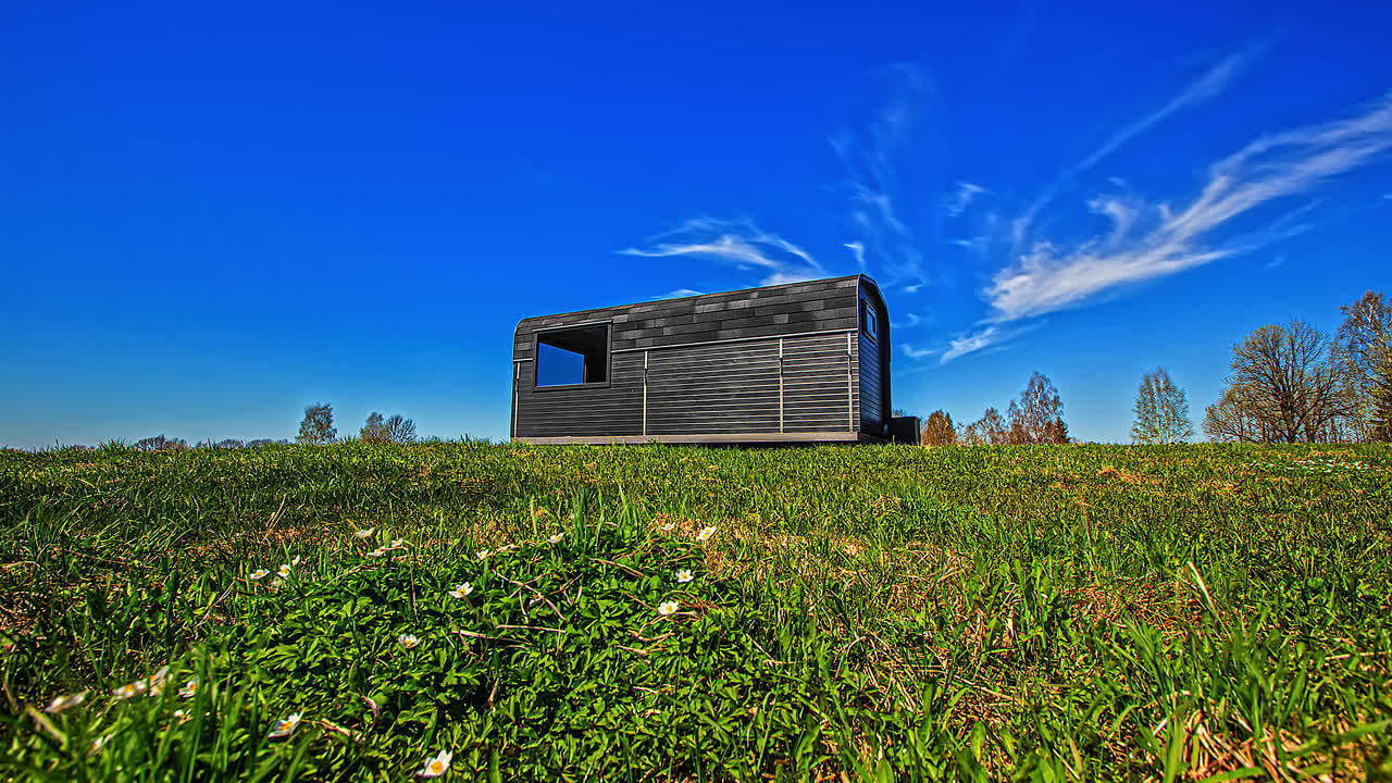 aislada fuera de la cabina de termomadera de la red en el lapso de tiempo de vida en el campo