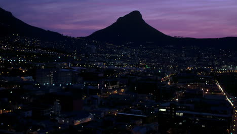 Imágenes-De-Drones-De-4k-De-Luces-De-La-Ciudad-Por-La-Noche