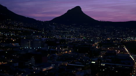 imágenes de drones de 4k de las luces de la ciudad por la noche