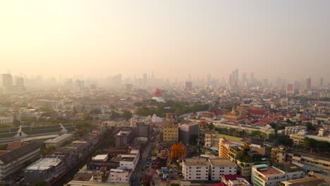 el horizonte de bangkok en el hermoso amanecer. ascenso aéreo