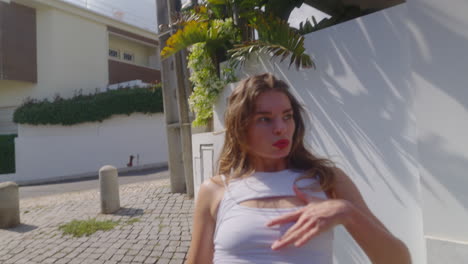 mujer elegante al aire libre