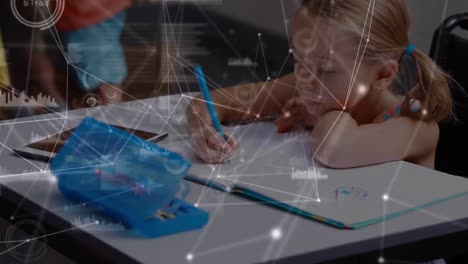 red de conexiones y procesamiento de datos contra la niña caucásica que estudia en la clase en la escuela