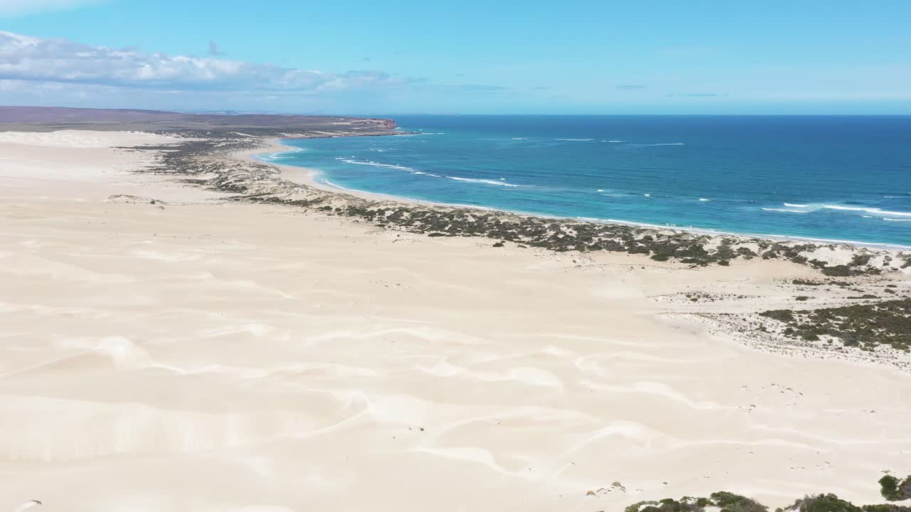 excelente toma aérea de dunas de arena y olas rompiendo en la playa sherina de la península de eyre, sur de australia