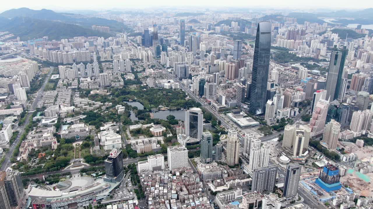 vista aérea sobre el paisaje urbano de shenzhen con un desarrollo urbano masivo y rascacielos