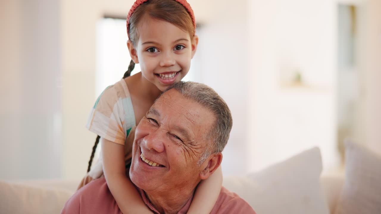 Nonno, bambino e abbraccio con sorriso