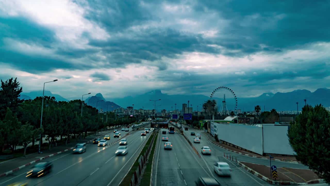 구름이 가득한 저녁, 비는 교통량과 빠르게 흐르는 구름