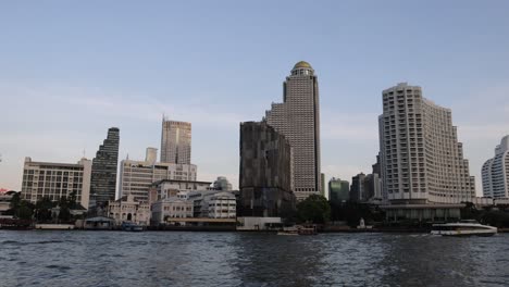 vista en lapso de tiempo de un horizonte de la ciudad desde un río