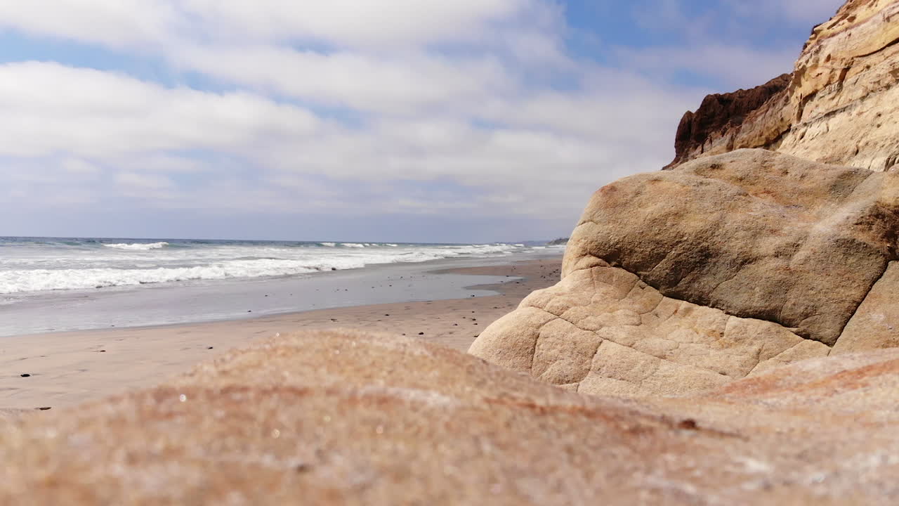 태평양 연안의 절벽 바닥에 파도가 부딪친다