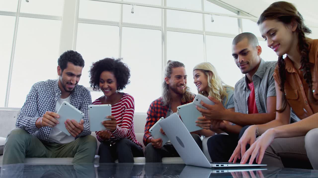 ejecutivos que utilizan tabletas digitales y portátiles 4k