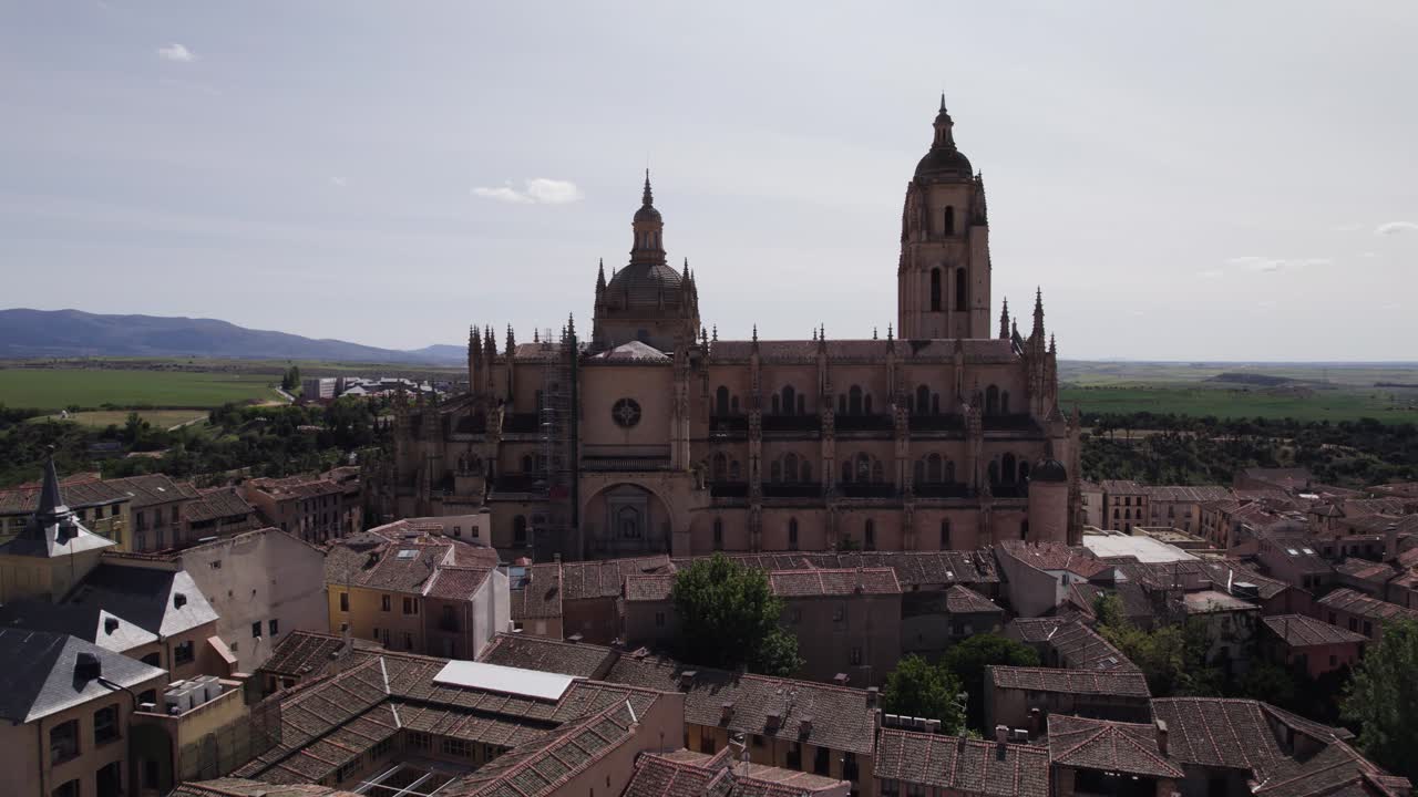 increíble catedral de segovia, ángulo aéreo bajo, órbita cinematográfica