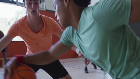 equipo de baloncesto masculino diverso y entrenador jugando partido