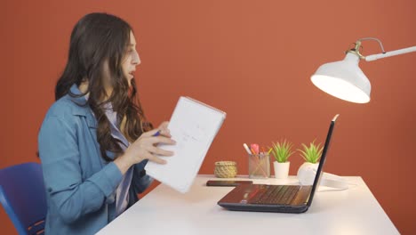 Junge-Frau,-Die-Einen-Videoanruf-Auf-Einem-Laptop-Tätigt.