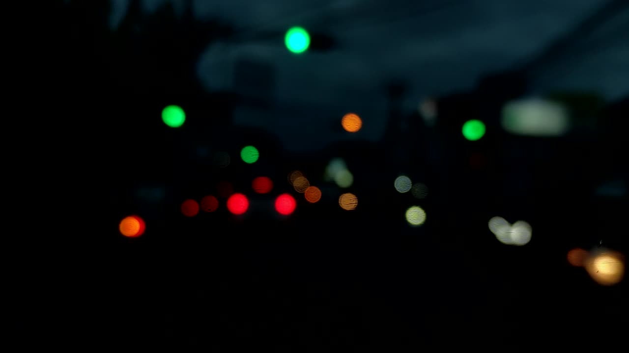 4k bokeh de luces de automóviles, luces en movimiento de una carretera de tráfico por la noche