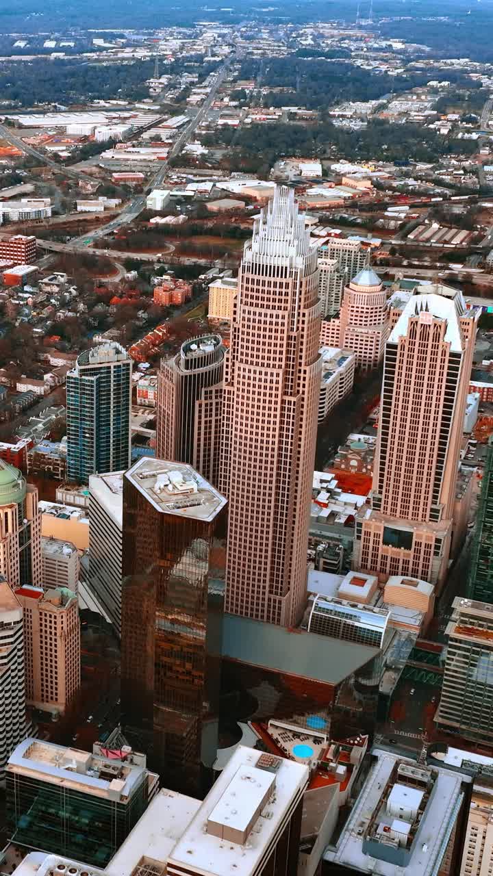 Un gruppo di grattacieli nel centro di una metropoli americana. Veduta diurna di Charlotte, NC, USA dall'alto. Video verticale