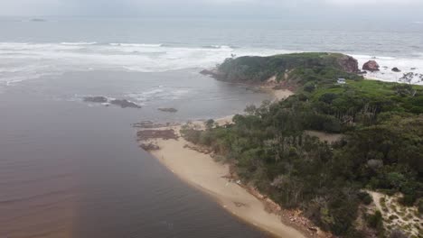 Fliegen-In-Richtung-Einer-Halbinsel-Am-Red-Rock-Beach-In-Australien