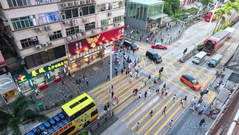 비는 교차로 에서 보행자 들 과 차량 들