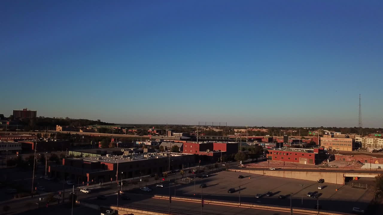 ciudad aérea durante la puesta de sol