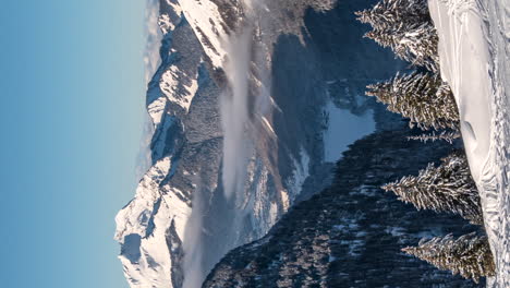 Las-Nubes-Se-Mueven-Alrededor-Del-Valle-De-Chatel-Cerca-De-La-Estación-De-Esquí-De-Avoriaz,-Alpes-Franceses