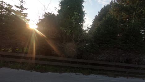 conduciendo por el campo