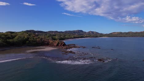 Así-Es-Playa-Conchal,-Con-Una-Playa-De-Arena-Blanca-Llena-De-Conchas-Y-Aguas-Cristalinas