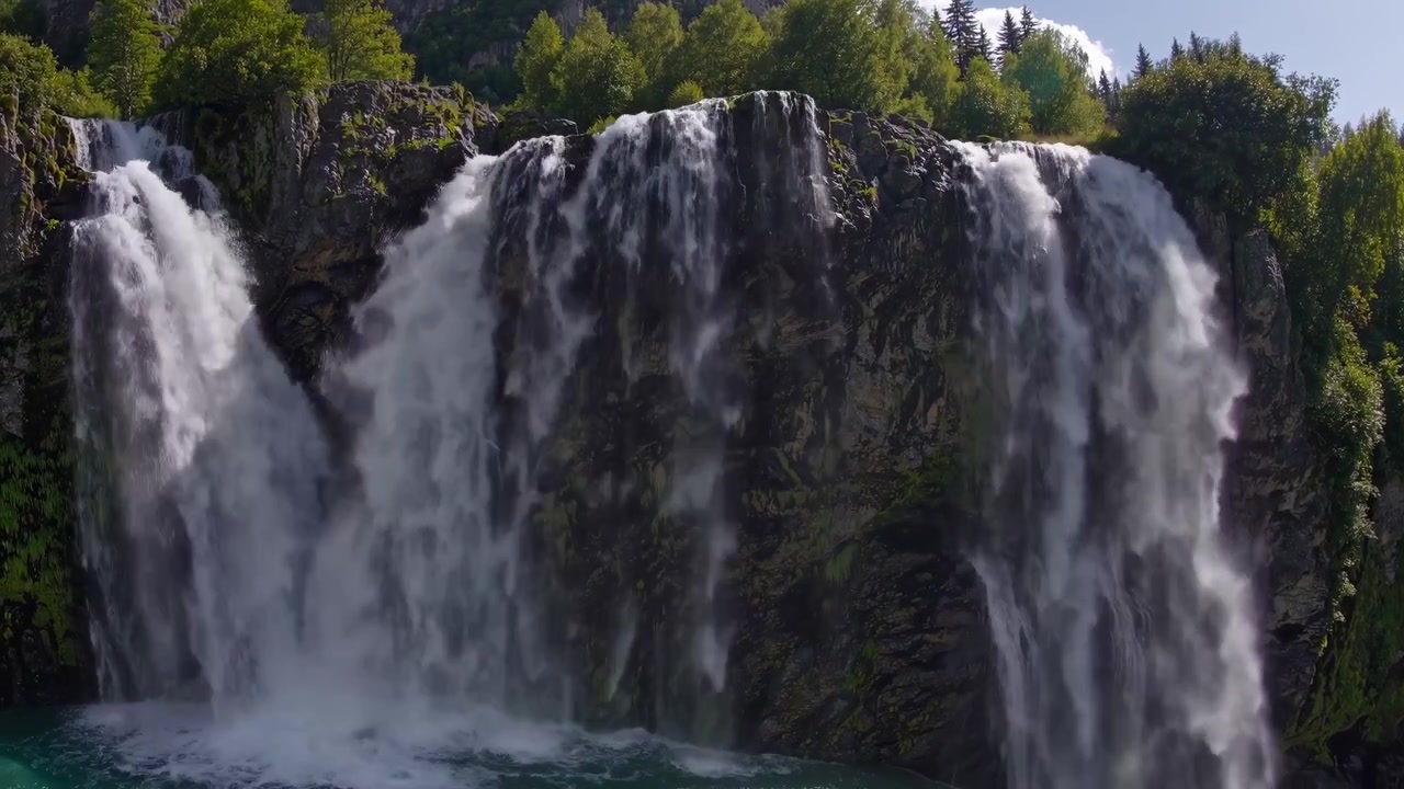 Prato suggestivo che sfuma in una cascata imponente