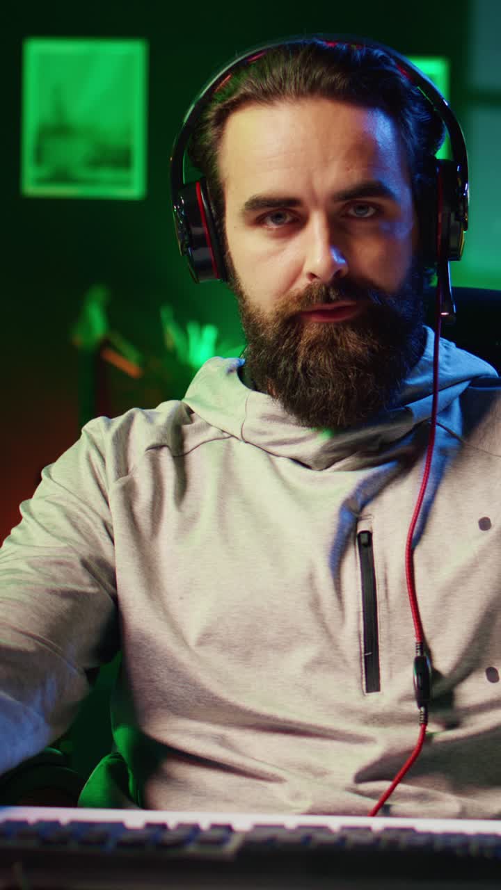 Un video gamer verticale sviluppa strategie per i videogiochi e le presenta alla community di gaming durante i livestream