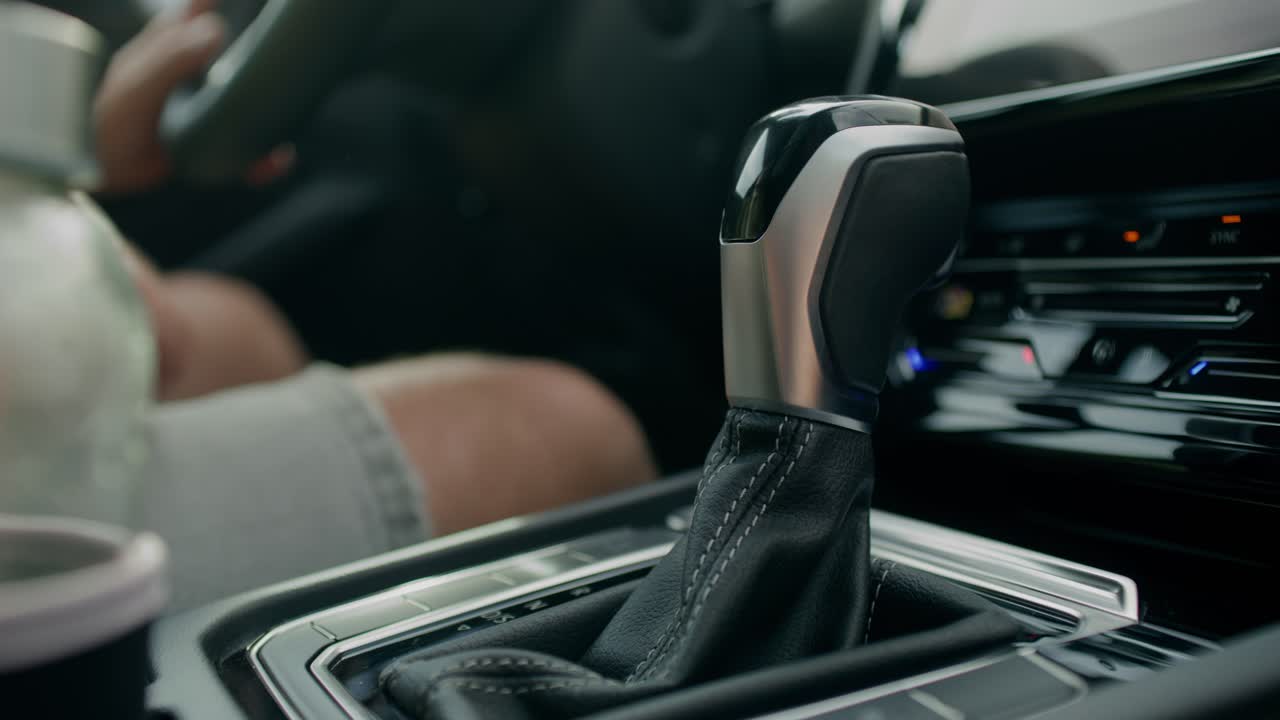 자동차의 기어 스위치와 대시보드의 근접 시각