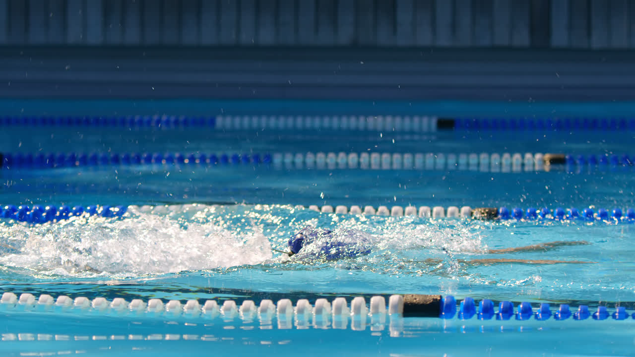 Schwimmerin schwimmt im Pool 4K