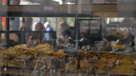 Leckere-Brötchen-Im-Schaufenster-Der-Bäckerei