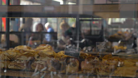 deliciosos panes en el escaparate de la panadería