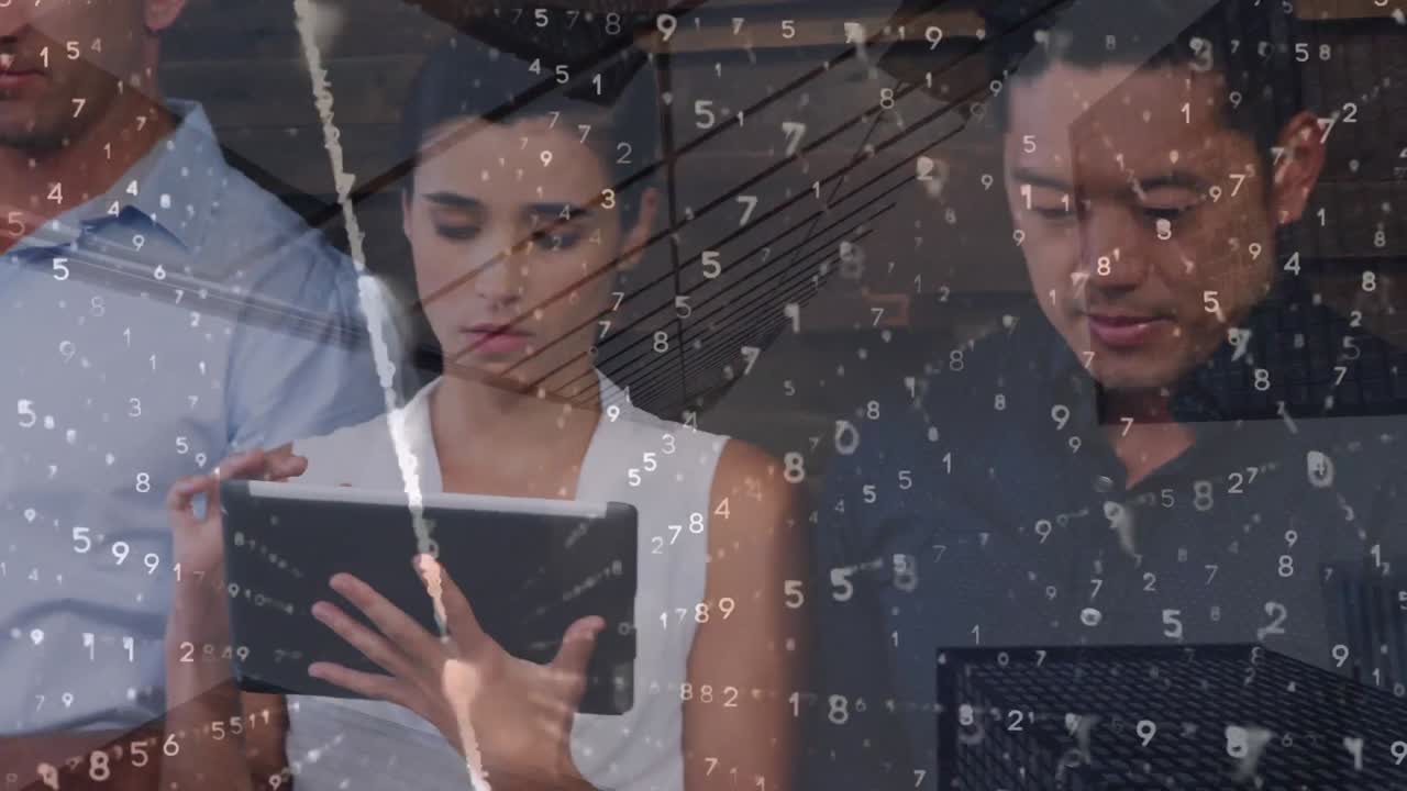 animación del procesamiento de datos sobre personas de negocios que utilizan dispositivos electrónicos