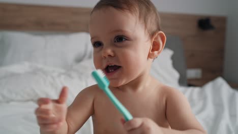 Video-De-Un-Lindo-Bebé-Caucásico-Cepillándose-Los-Dientes-En-Casa.