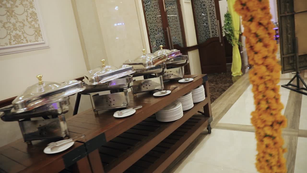 la vista de primer plano giratoria del buffet con platos configurados en el programa