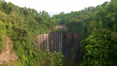 Niebla-Mágica-1000-Cortinas-De-La-Cascada-Tumpak-Sewu,-Desentrañando-La-Belleza-Del-Tesoro-Escondido-De-Java