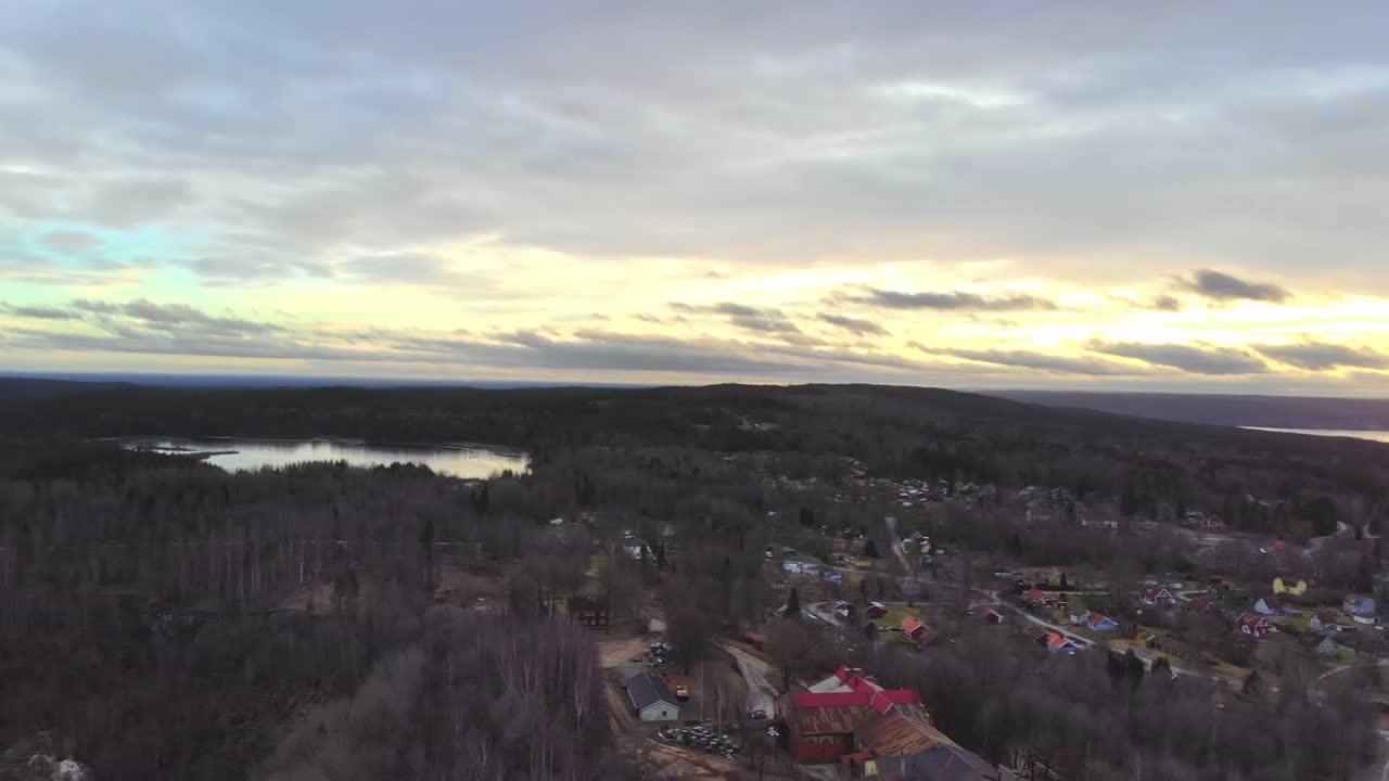 dron panorámico lentamente sobre el pueblo de stråssa en suecia