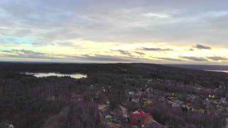 Dron-Panorámico-Lentamente-Sobre-El-Pueblo-De-Stråssa-En-Suecia