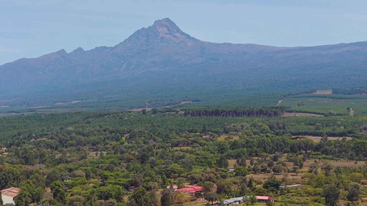 Loitokitok Kilimanjaro Amboseli Kenya Africa. Savana, territorio arido, insediamento rurale di Loitokitok.