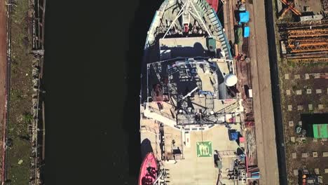 drone volando sobre un gran barco en el astillero