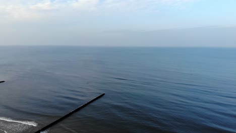 Luftaufnahme-Des-Sandstrandes-In-Ustka-Im-Winter