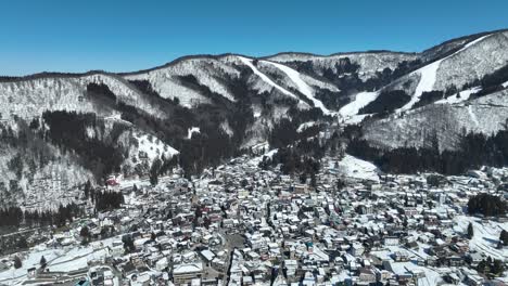 Toma-Aérea-De-Establecimiento-De-La-Aldea-Japonesa-De-La-Estación-De-Esquí-De-Montaña-Nozawaonsen