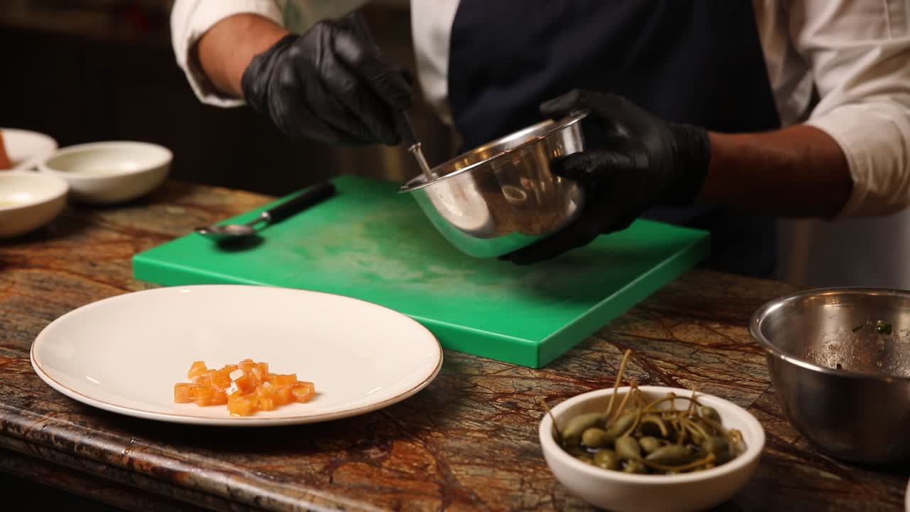 chef preparando un plato de salmón