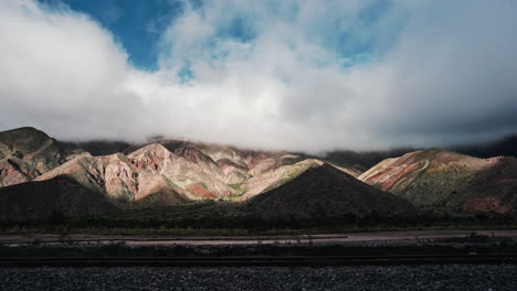 lapso de tiempo de montañas coloridas en la provincia argentina de jujuy
