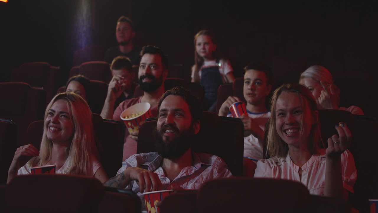 espectadores disfrutando de una película