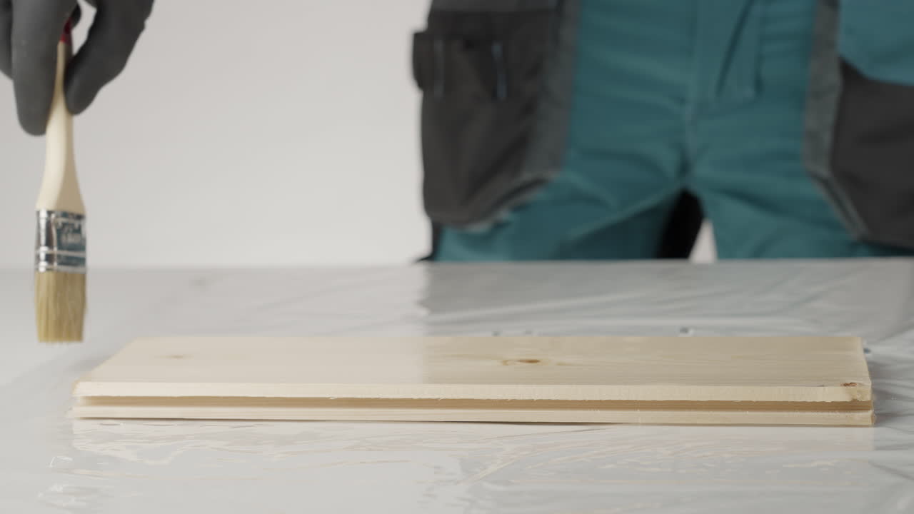 aplicación de acabado de madera con pincel