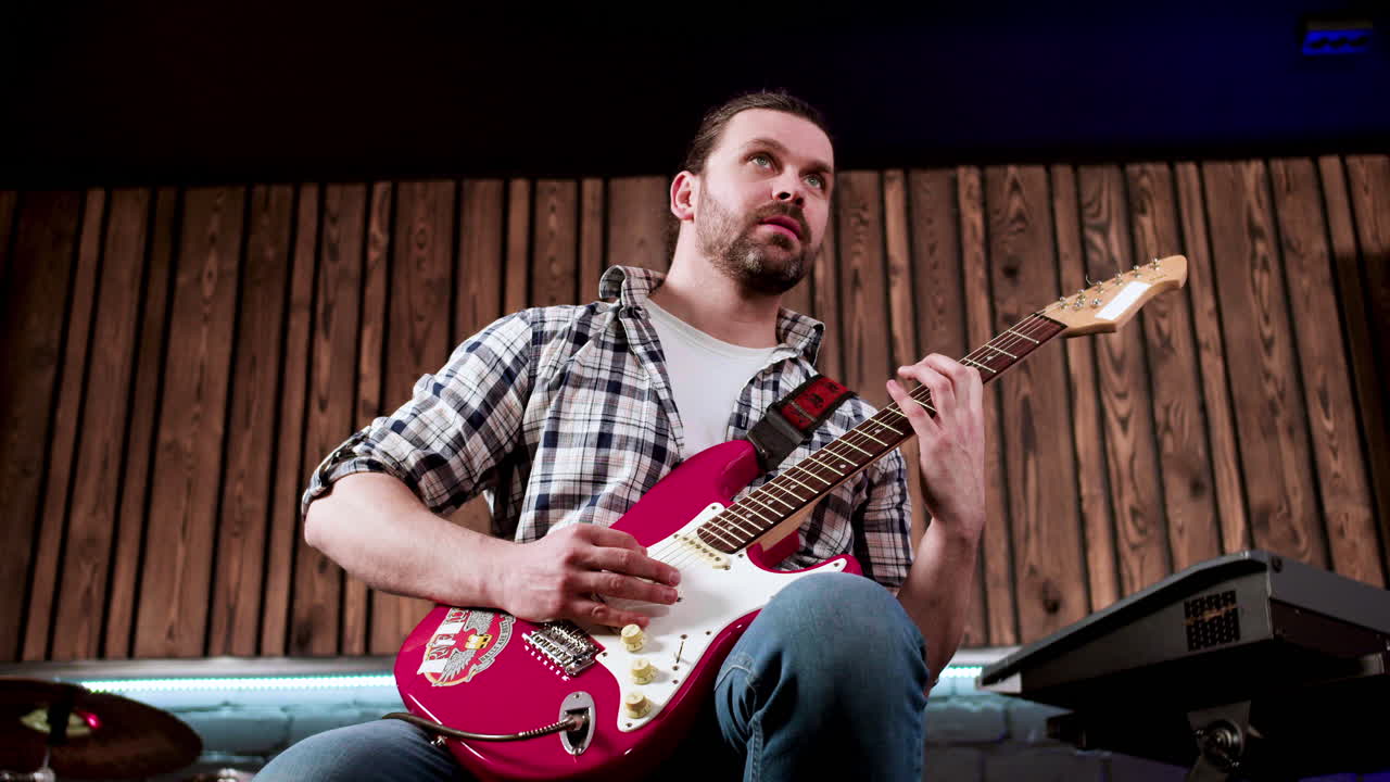 músico en el estudio