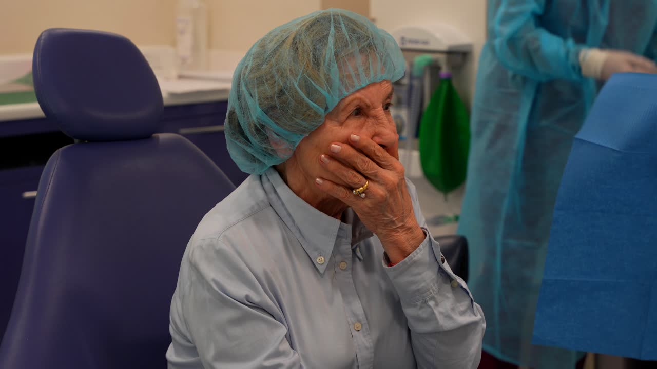 primer plano de una anciana con dolor e insatisfecha con el resultado del procedimiento dental